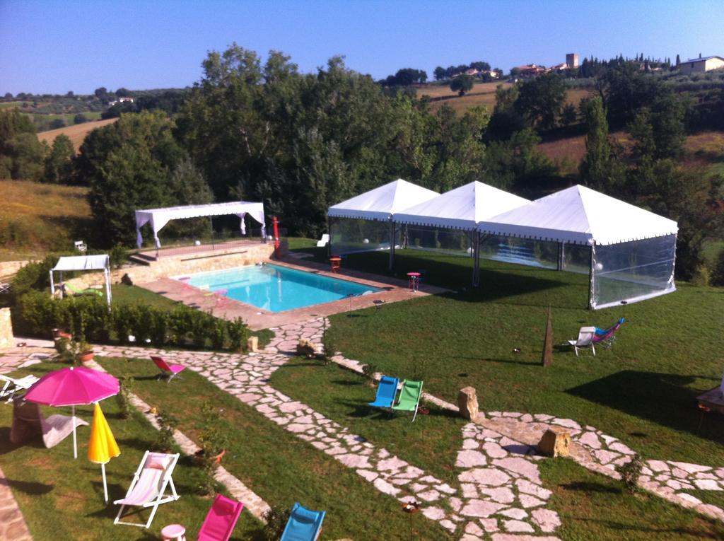 Aparthotel Borgo Le Capannelle Castel Ritaldi Exterior foto